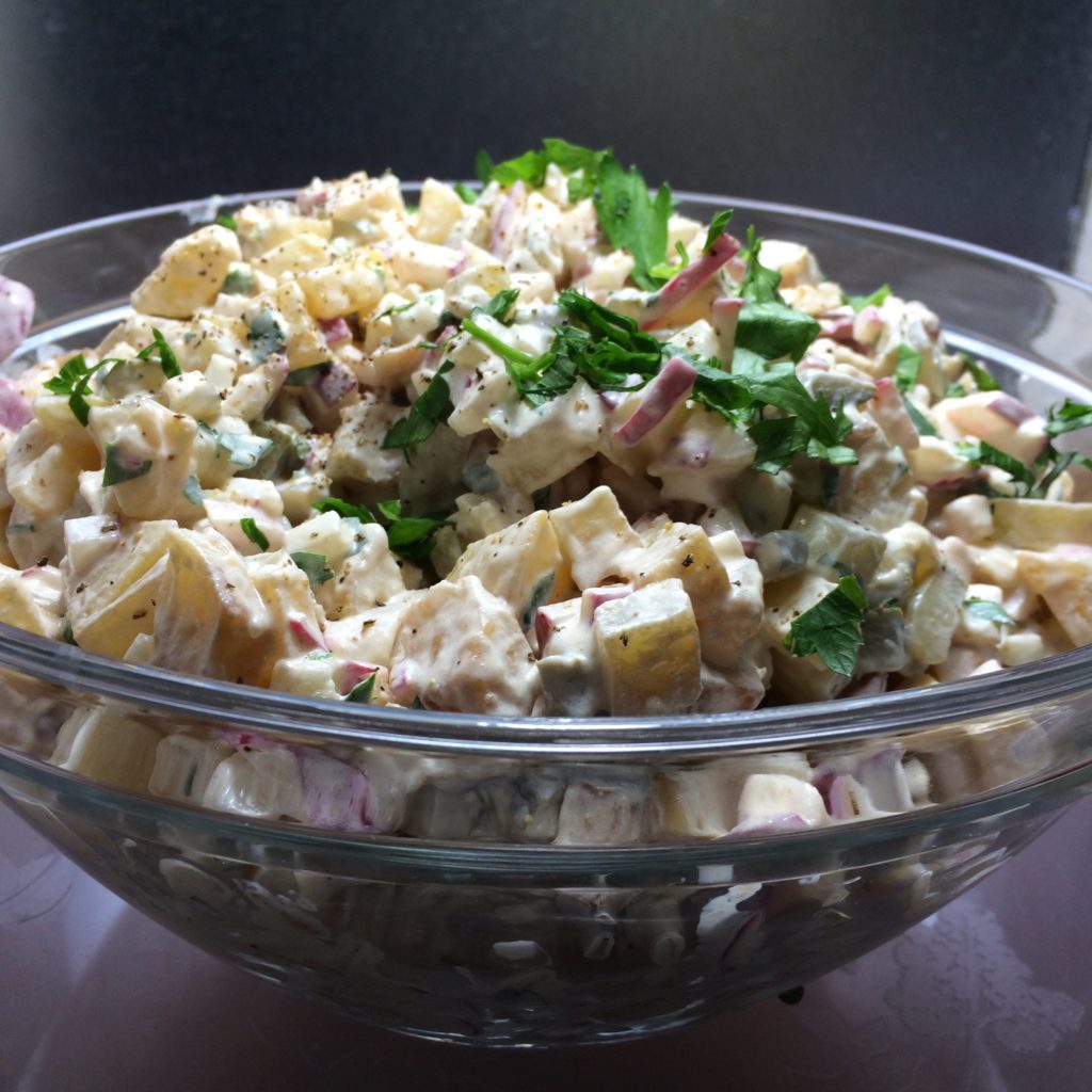 Cremiger Kartoffelsalat mit Gewürzgurken und Radieschen