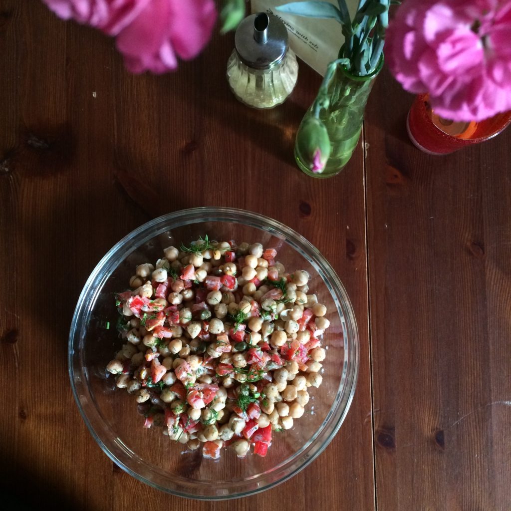 Kichererbsen-Salat mit Paprika, Dill und Kapern