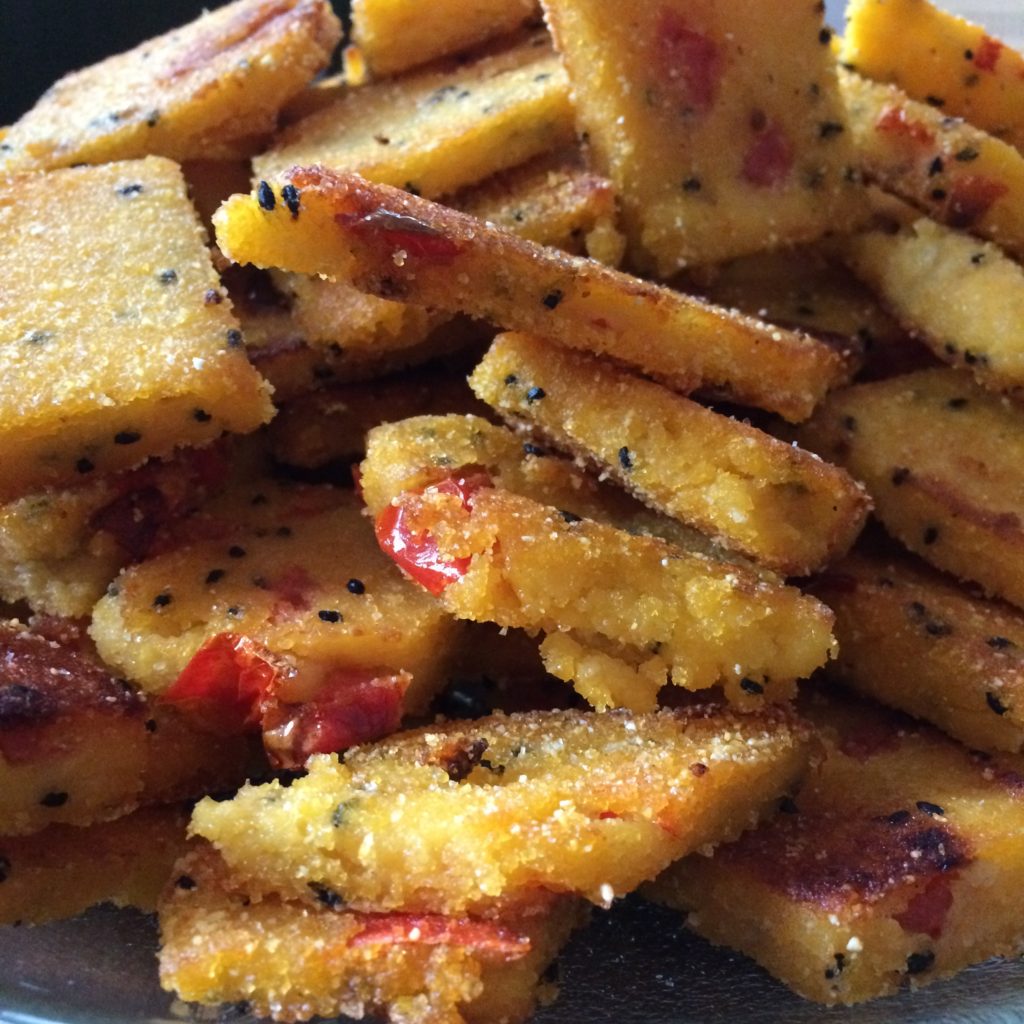 Knusprige Polenta-Ecken mit Spinat und Kürbiskernen
