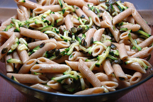 Vollkorn-Penne-Salat mit Zucchini und Kürbiskernen