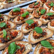 Italienisches Caponata Crostini