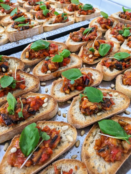 Italienisches Caponata Crostini